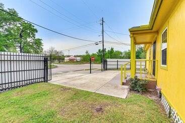 کلبه Sunny Houston Home: Near Golfing & Nature Trails