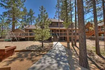 Mökkimajoitus Classic Lake House By Avantstay Large Property On The Lake! W/ Hot Tub