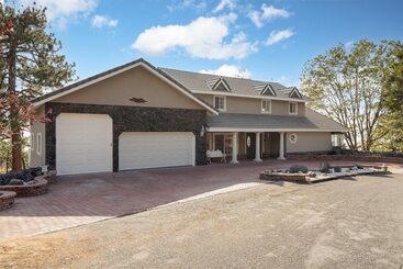 Mökkimajoitus Enchanted Forest By Avantstay Indoor Hot Tub!