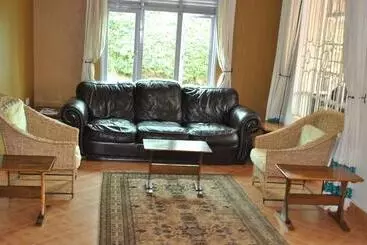 هتل Little Woods Inn