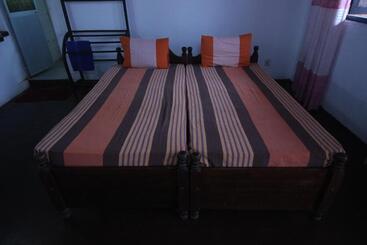 فندق White House Hostel