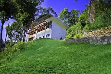 تختخواب و صبحانه Ella Adam S View