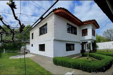 تختخواب و صبحانه Bujtina Zhaveli