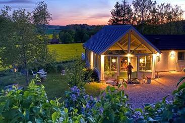 تختخواب و صبحانه Tuna Orangeri