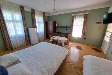 پانسیون Eagles Court   Orlovski Vrt