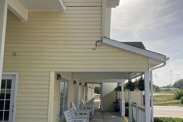 فندق على الطريق Honeysuckle Inn