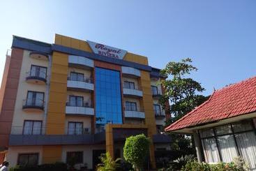 Royal Riviera  & Resort