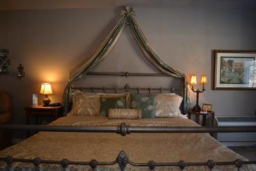 צימר Lindley House Garden Cottages