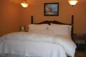 Hotelli Spanish Villa Inn
