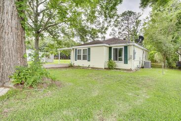 コテージ Centrally Located Gonzales Home W/ Yard!