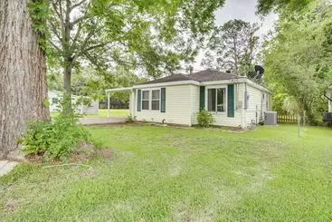 コテージ Centrally Located Gonzales Home W/ Yard!