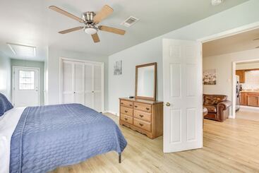 Dom wiejski Centrally Located Gonzales Home W/ Yard!