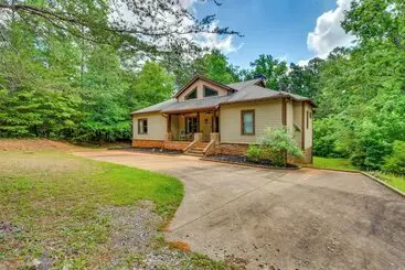 コテージ Dog Friendly Lavonia Home W/ Dock & Lake Access