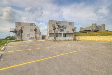 The Bentley Hotel   Popeye Room   Pool View