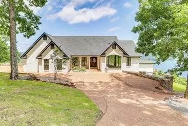 Mökkimajoitus Luxe Home W/ Panoramic Greers Ferry Lake Views