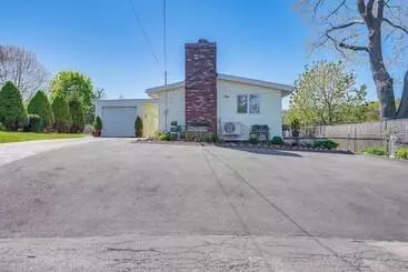 Mökkimajoitus Massachusetts Abode W/ Deck & Grill: Near Beaches!