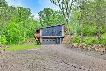 Mökkimajoitus Modern Louisville Home On 3 Acres W/ Gas Fire Pit!