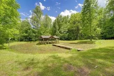 Mökkimajoitus Hot Tub & On Site Trails: Secluded Marion Cabin