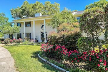 Vakantiehuisje Spacious Madisonville Estate W/ Grill & Pond Views