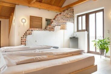 Hotelli Henrys Sleeping Buttenwiesen