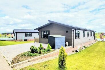 Stunning Luxury 2 Bed Lodge In Routh With Hot Tub