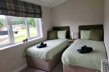Stunning Luxury 2 Bed Lodge In Routh With Hot Tub