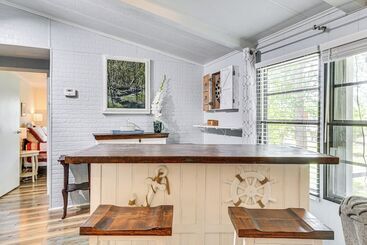 קוטג'' Lake Marion Home: Kayaks, Dock, Waterfront Fun!