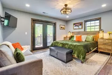 Mökkimajoitus Infinity Pool + Mtn Views: Luxe Talking Rock Home