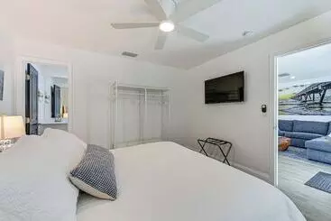 Mökkimajoitus Naples Escape W/ Furnished Patio & Private Pool!