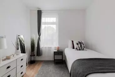 Residenssi Beautiful 4 Bed House With Garden In London