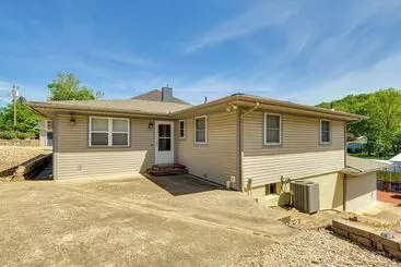 コテージ Private Dock & Deck: Waterfront Camdenton Home!