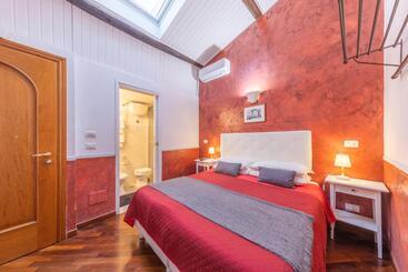 پانسیون Room In B&b   Skylight Double Room In History House