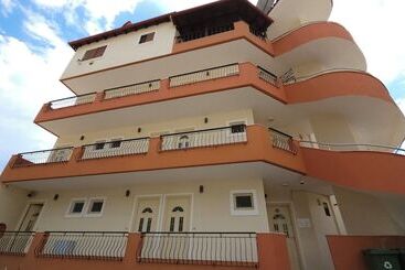 Hotel Friends House   Borsh