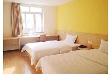 בית מלון כפרי 7days Inn Tongren Railway Station Jintan