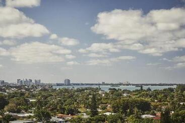 Four Seasons Hotel At The Surf Club