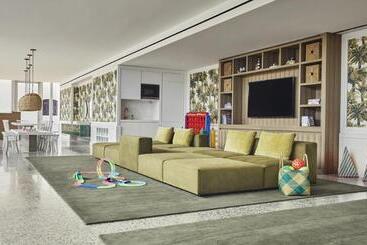 Four Seasons Hotel At The Surf Club