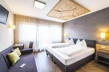 هتل Zum Tiroler Adler