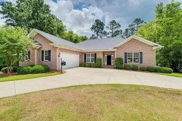 Mökkimajoitus Beautiful Lake Sinclair Retreat W/ Dock & Deck!