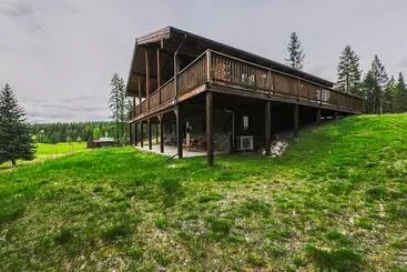 コテージ Larch Lodge Secluded Cabin!