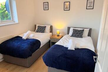 דירת נופש Hive Stays, Sleeps 3, Free Parking, Wifi, Smart Tv