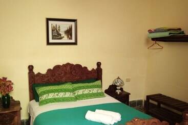 تختخواب و صبحانه Hostal La Esmeralda