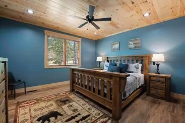 Mökkimajoitus Black Bear Lodge By Avantstay Lakefront, Dock, Pool, Theater Sleeps 20+