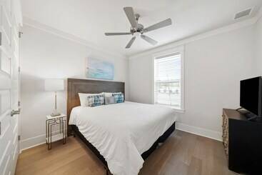 Сельский дом Destin Delight By Avantstay Majestic 3 Story Home Near Beach~wifi~bbq~pets Ok~community Pool Access