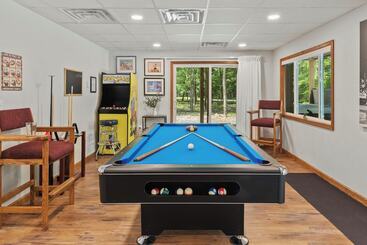 Vakantiehuisje Maple Oasis By Avantstay Newly Built W/ Hot Tub, Game Room & Fire Pit