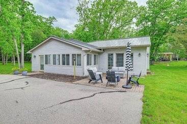 Hus på landet Wisconsin Home W/ Dock On Lake Arbutus!