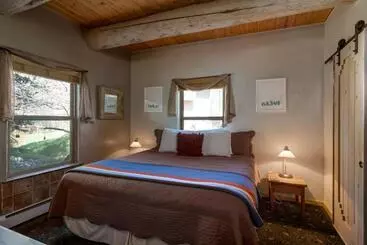 Mariposa Lodge Bed And Breakfast