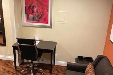 מוטל Convention Center Inn & Suites