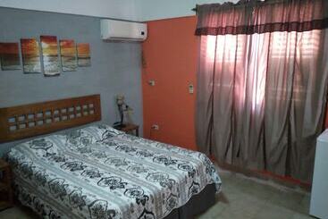 تختخواب و صبحانه Front Beach House