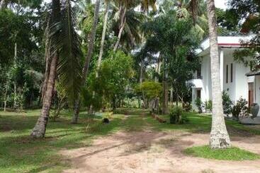 بنسيون The Escape, Minuwangoda