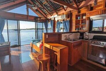 تختخواب و صبحانه Barrbra Bnb Over The Sea